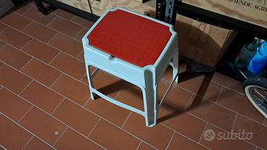 Sgabello con contenitore