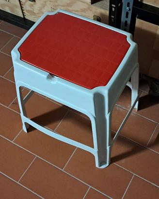 Sgabello con contenitore