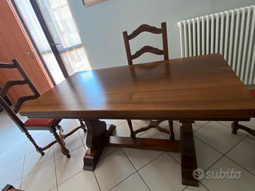 Tavolo in noce con sei sedie