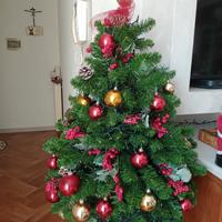 Albero di Natale con addobbi 
