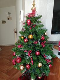 Albero di Natale con addobbi 