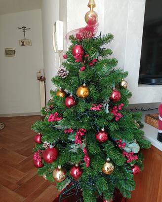 Albero di Natale con addobbi 