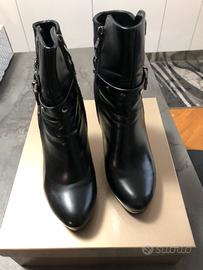 Stivaletto in pelle con tacco