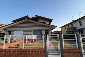 Villa di 140 m² con 5 locali e box auto a Casaleon