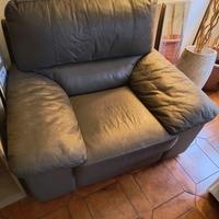 Poltrone in pelle e pouf. SCONTATISSIMA!