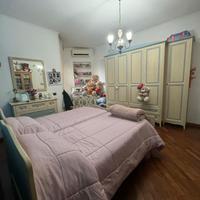 due letti singoli,un armadio,cassettoni