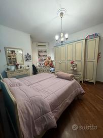 due letti singoli,un armadio,cassettoni