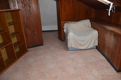 Nel centro, a 150 mt. dal mare mansarda da ristrut