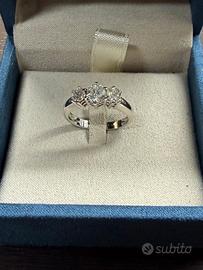 Anello oro bianco con diamanti trilogy
