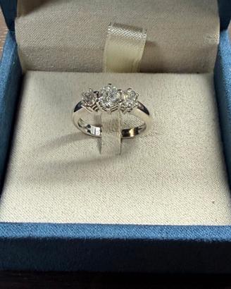 Anello oro bianco con diamanti trilogy