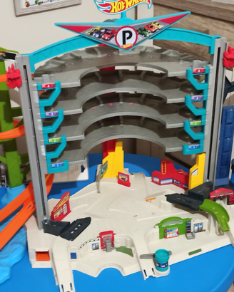Mega garage HOT WHEELS