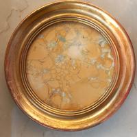 Cornice dorata antica con campione di marmo giallo
