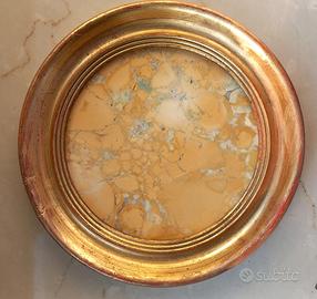 Cornice dorata antica con campione di marmo giallo