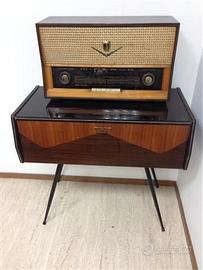 Tavolino vintage con radio Minerva