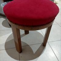 Pouf, comodino, sedia, lampadario, divano