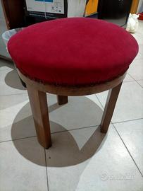 Pouf, comodino, sedia, lampadario, divano