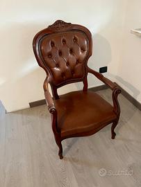 Poltrona Classica in Legno Intagliato e Similpelle