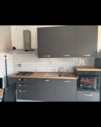 Cucina lineare completamente nuova