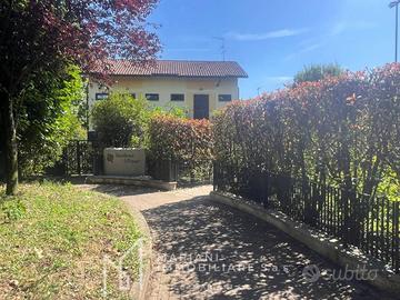 Villa di 127 m² con 4 locali e box auto a Samarate