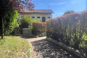 Villa di 127 m² con 4 locali e box auto a Samarate