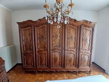 Armadio a 5 ante in legno intagliato con specchi.