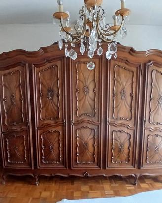 Armadio a 5 ante in legno intagliato con specchi.