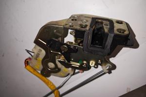 Serratura posteriore sx KIA SORENTO del 2004