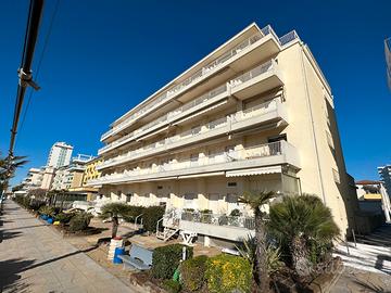 Trilocale/frontemare/p.auto/piscina/18.04-30.05