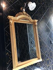 Specchio  vintage in legno dorato e applique