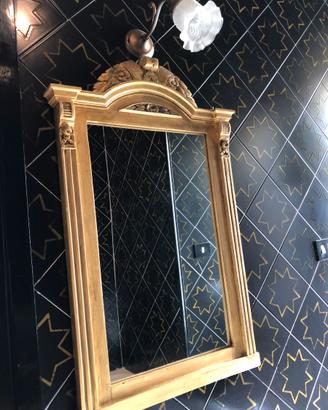 Specchio  vintage in legno dorato e applique