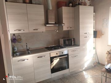 cucina completa+ tavolo con sedie