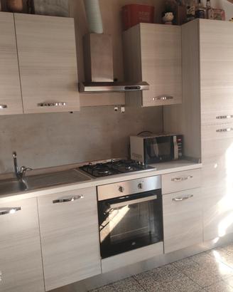 cucina completa+ tavolo con sedie