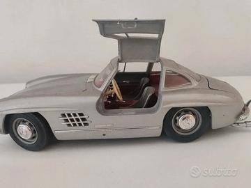 Modellino Burago Mercedes-Benz 300 SL "Gullwing" d