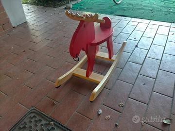Dondolo a forma di renna 