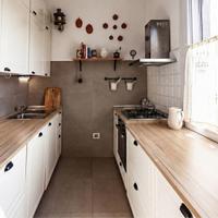 Ampia cucina bianca completa di elettrodomestici