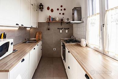 Ampia cucina bianca completa di elettrodomestici