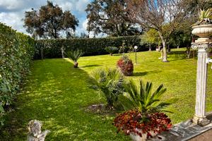 Villa indipendente con ampio giardino