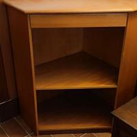 Mobile angolare in legno con cassetto e ripiani