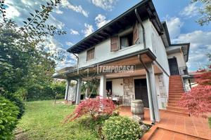 PORZIONE DI VILLA BIFAMILIARE CON PISCINA