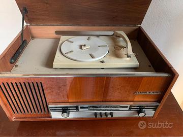 Radio giradischi Minerva con alcuni dischi 