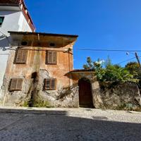 RUSTICO DA RISTRUTTURARE CON TRE CAMERE