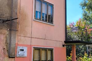 Casa accostata di testa