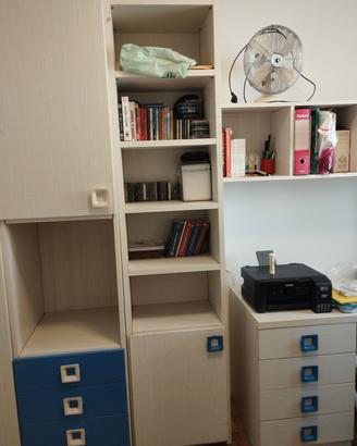 scrivania completa di scaffale e armadio 