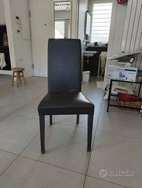Sedia imbottita nera in similpelle