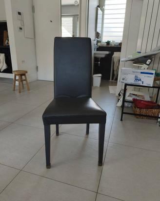 Sedia imbottita nera in similpelle