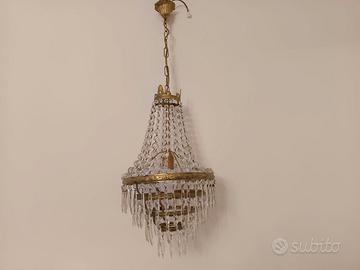 Lampadario stile impero color oro vintage.