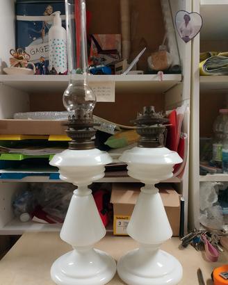Coppia lampade a petrolio in vetro opalino bianco