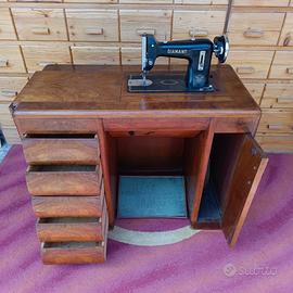 Mobile in legno con macchina da cucire Diamant