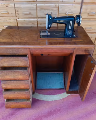 Mobile in legno con macchina da cucire Diamant