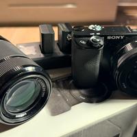 Mirrorless Sony Alpha 6100 con due obiettivi